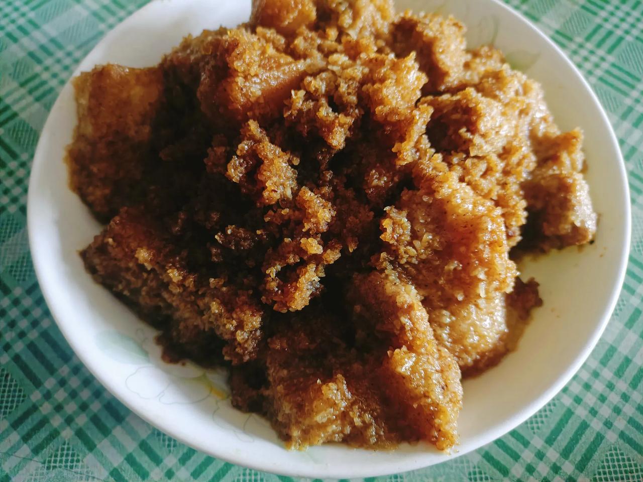 
吃饭了，今天中午吃粉蒸肉，还有酸辣白菜，这样搭配菜式吃起来没那么油腻。