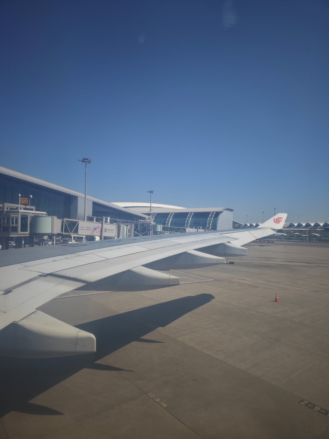今天坐的这趟国航，空客330-200，机龄快20年了，座椅嘎吱嘎吱响不说，关键这