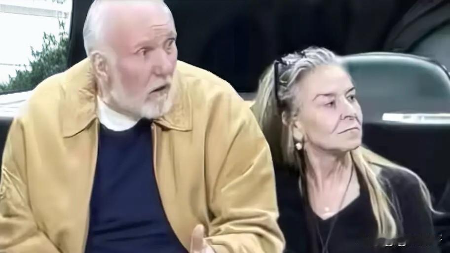 波波维奇相当于找了一个贴身保姆！
老爷子的新婚妻子玛丽巴斯，现年61岁，前者77