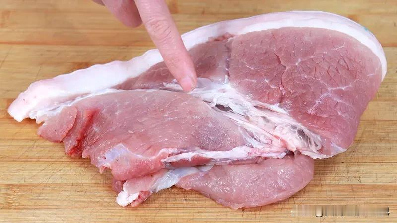 猪身上这几个部位的肉千万别吃 猪肉虽然是常见食材，但有些部位真不能吃。央视新闻和