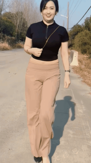 人逢喜事精神爽，
难道她真有了好事？