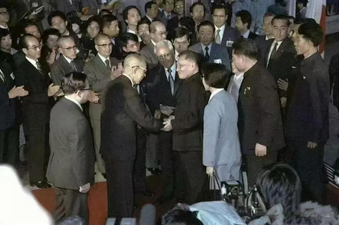1978年10月28日，正在日本进行友好访问的时任国务院副总理邓小平同志参观松‬