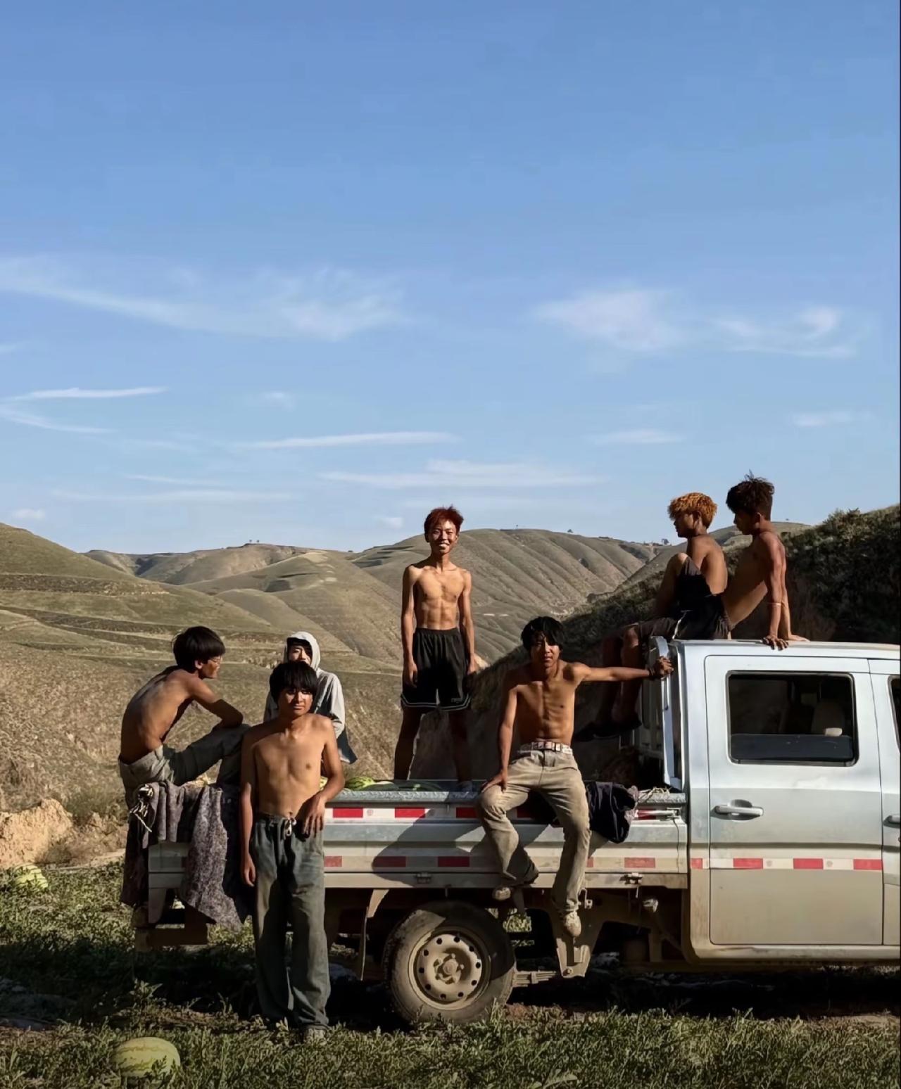 我该用什么语言来形容这张照片的杀伤力，太帅了，男儿当自强
瓜地里的少年，跟我儿子