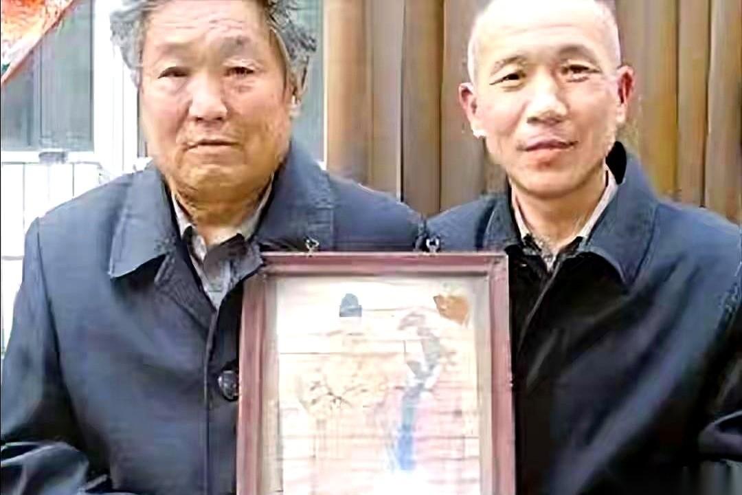 我跟你说，历史书把我骗得好苦。
那个在课本里丑了好几代人的朱元璋，鞋拔子脸、满脸