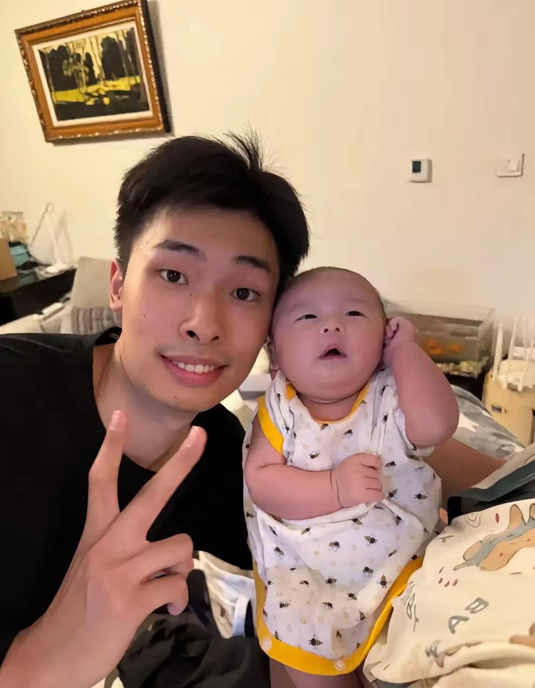 邹阳女儿养得真好，肉乎乎的很可爱。年轻的邹阳还是一副大男孩模样，看得出来他挺享受