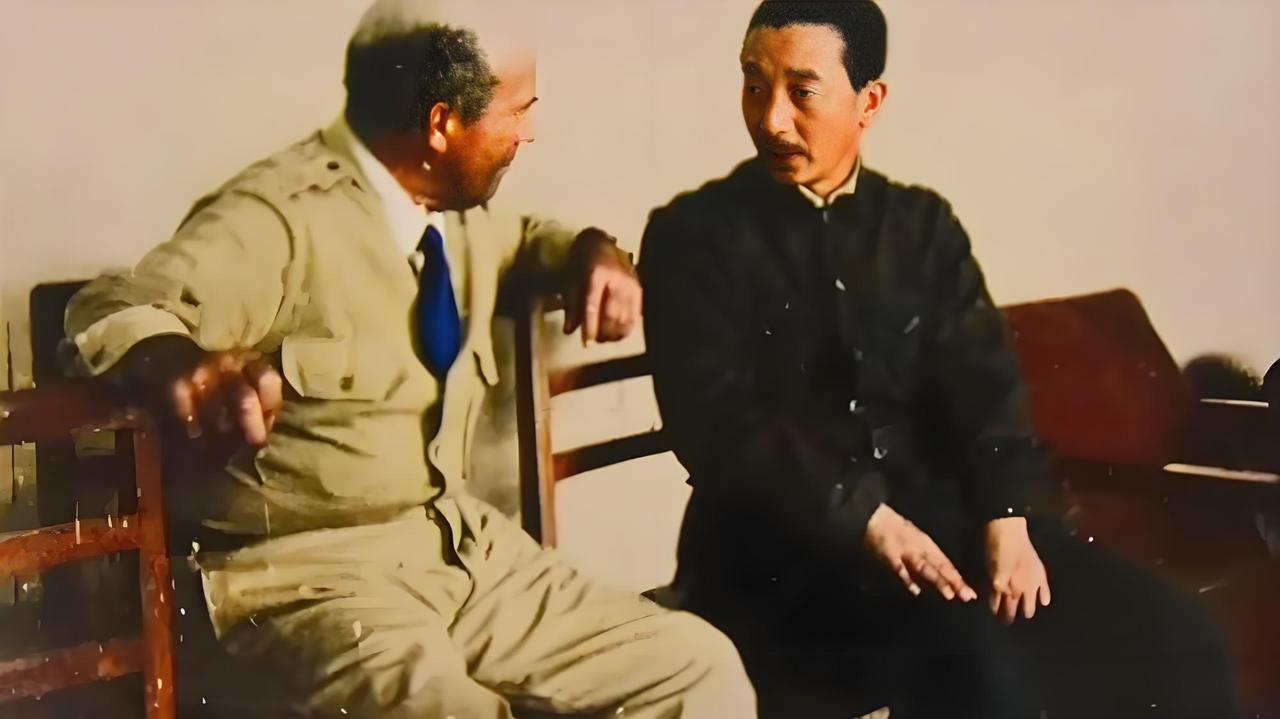 照片中，驻延安美军观察组首任组长包瑞德上校身着军装，姿态放松地坐在椅子上，身体微