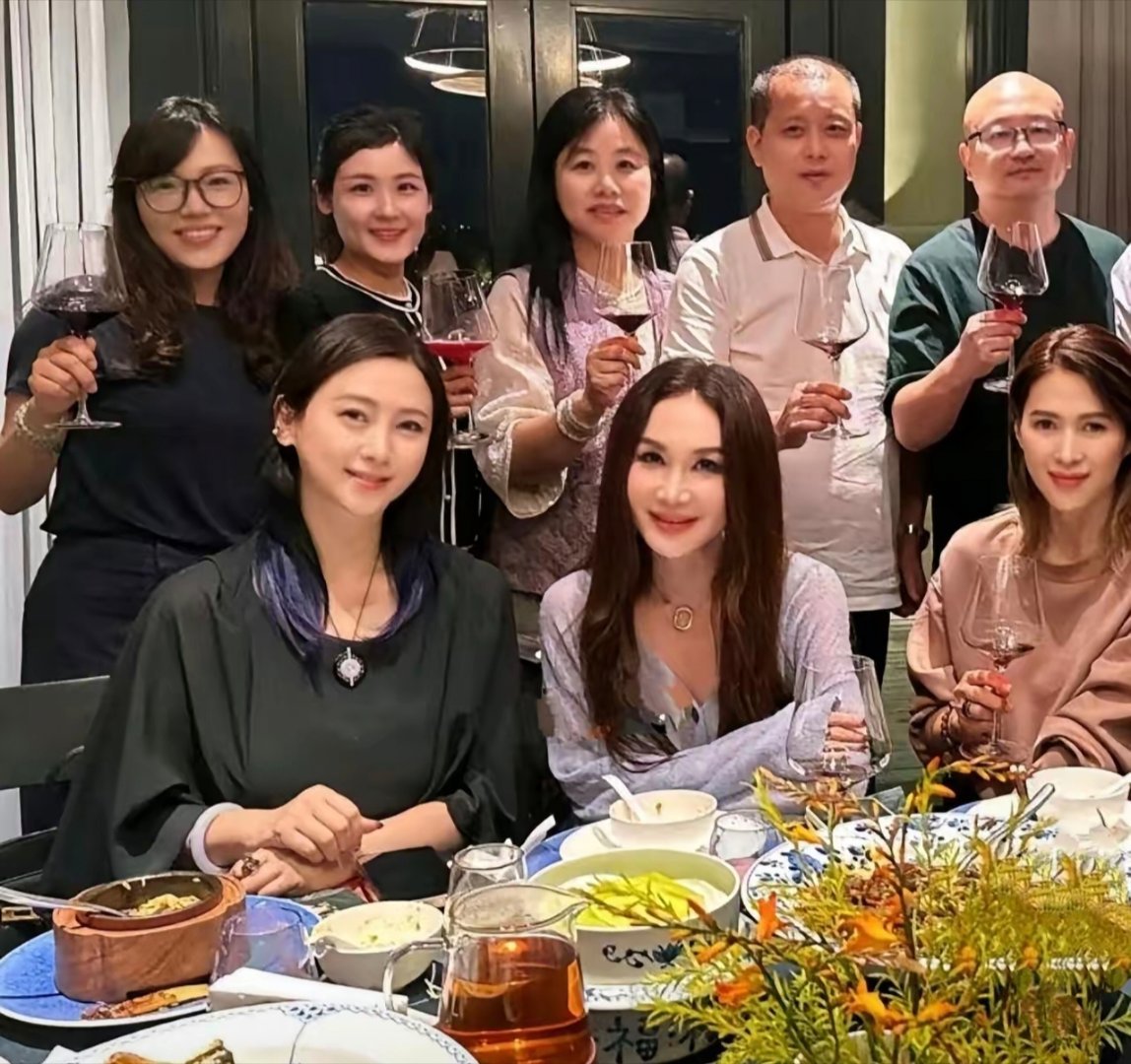 两大女神温碧霞和翁虹现身苏州一家餐厅豪吃大闸蟹，，都是八、九十年代红极一时的性感