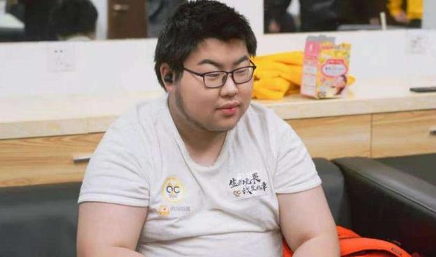 
小胖为什么和吕成林闹翻？
理念不和。都在寻求个人利益最大化！
作为教练团队，都