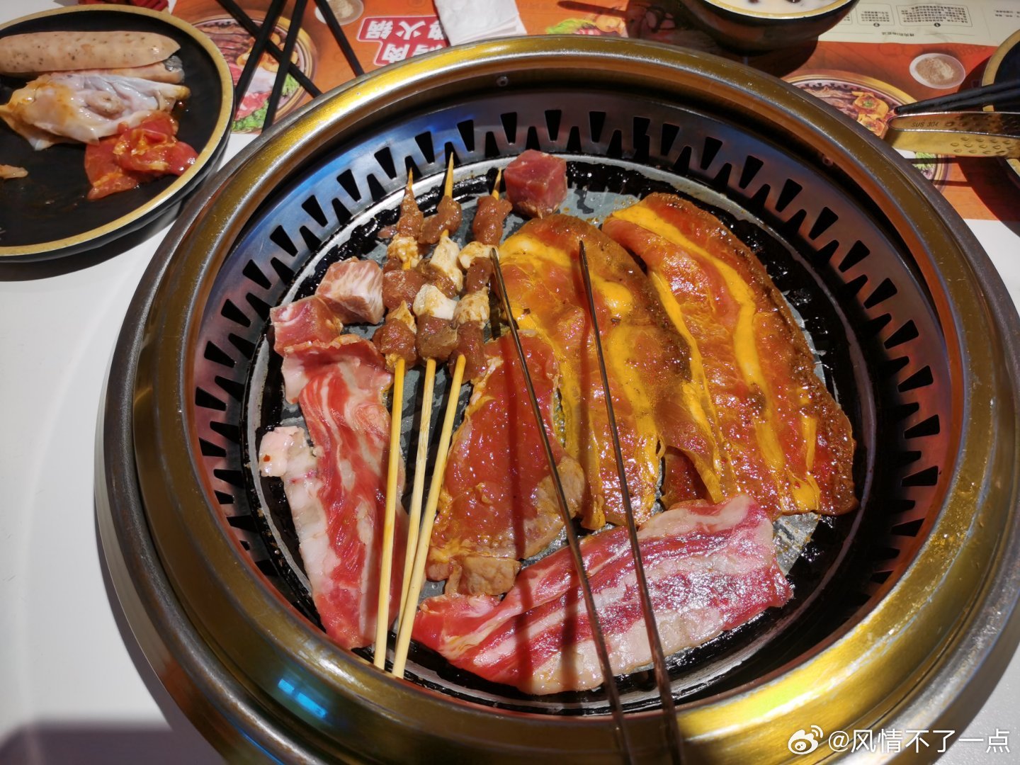 今天的最终目的是自助餐，吃到扶墙走 