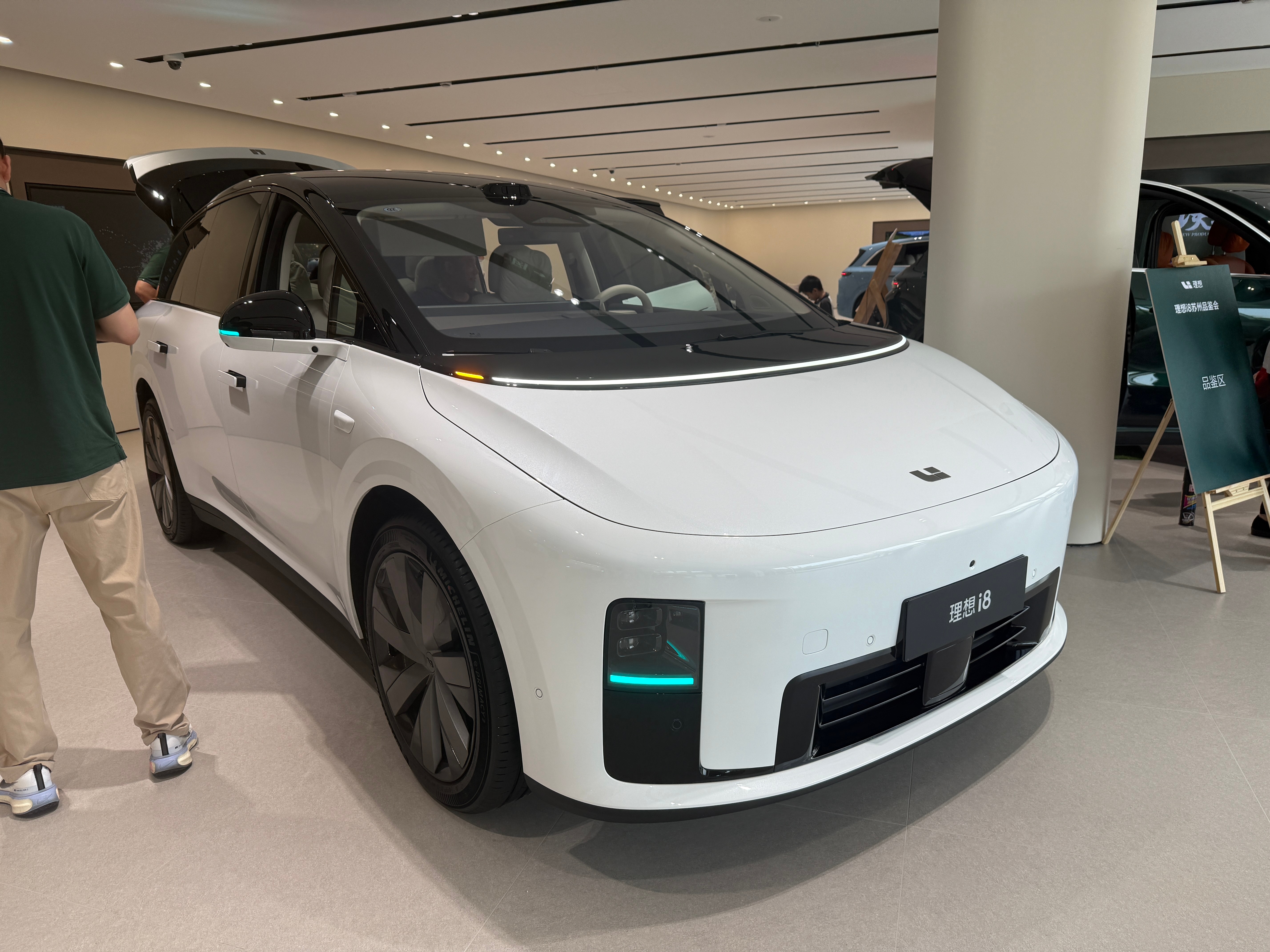 理想i8大v聊车 理想i8看完实车给大家总结一下我个人感受1、车头短之后后备箱实