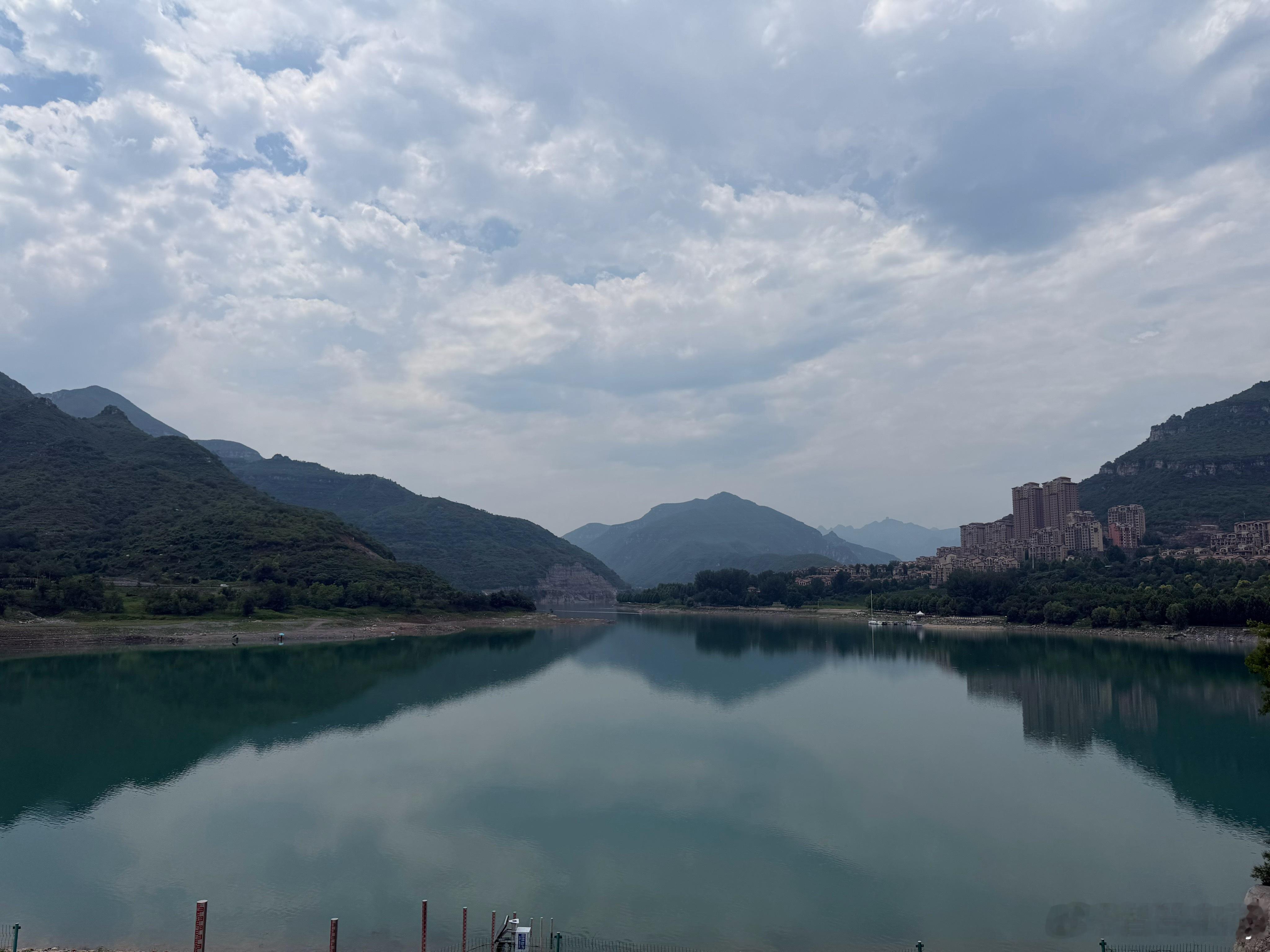 已经对所有自助烤肉祛魅了昨天心血来潮去涞水天河湖景区溜达了一圈，去了之后发现其实