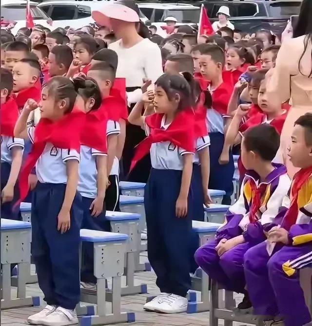 一折敬先烈，
二折敬祖国，
三折敬未来！
红领巾的三折系法代表的意义深远，为何现
