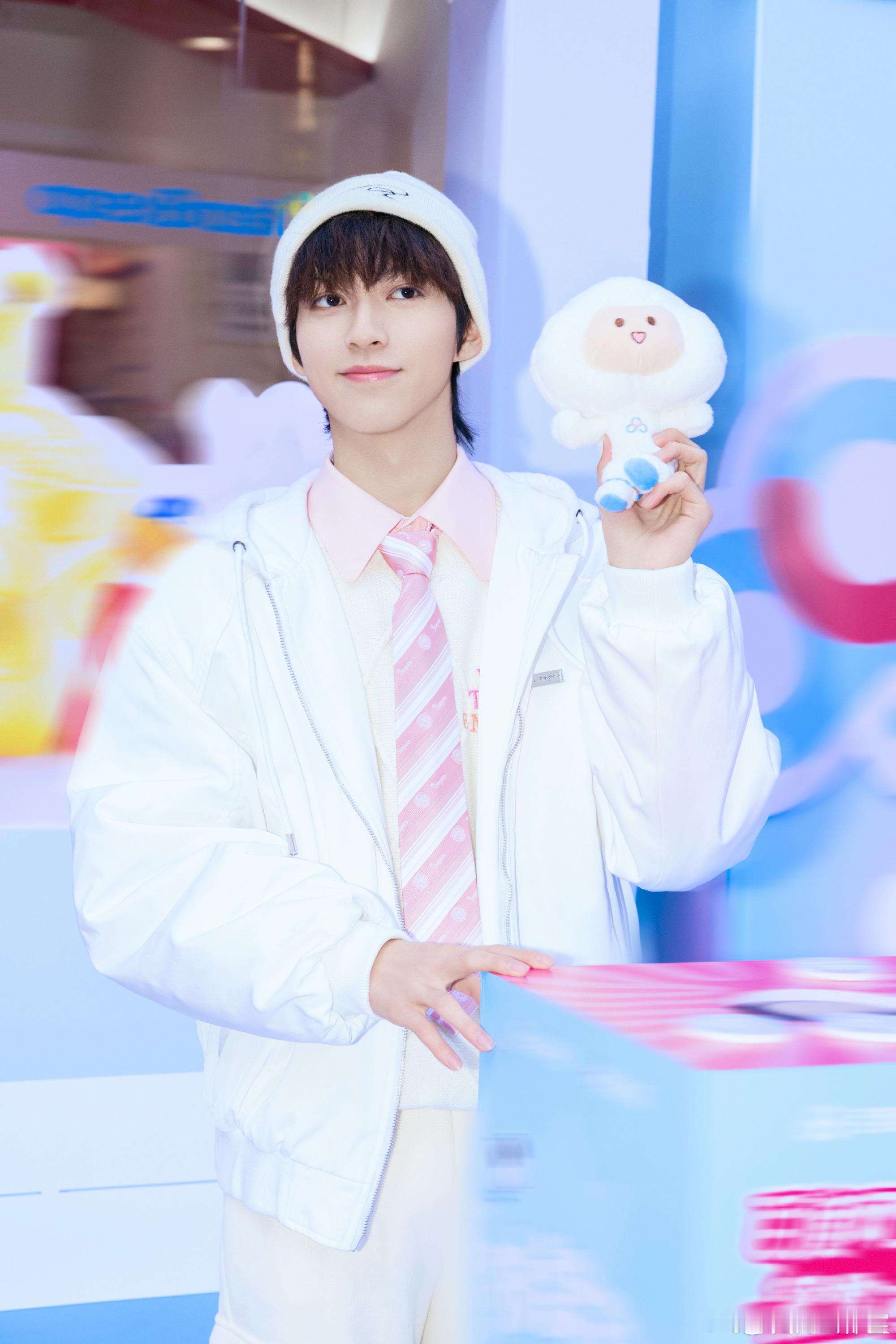 陈天润工作室找个饭圈美工给他修图吧，怎么会把人修的这么难看？？？ 