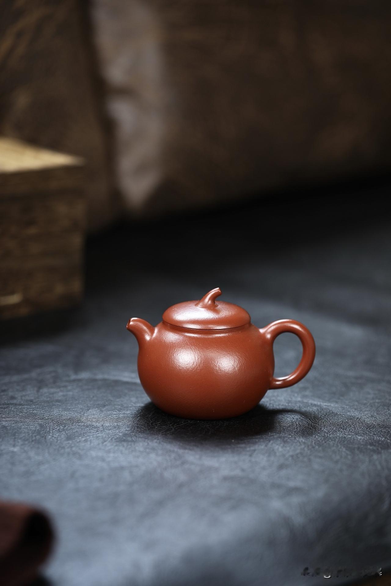 茄瓜丨全手工丨研高作品
容量160cc|原矿朱泥
形若茄瓜垂坠，弯流轻扬，提梁上