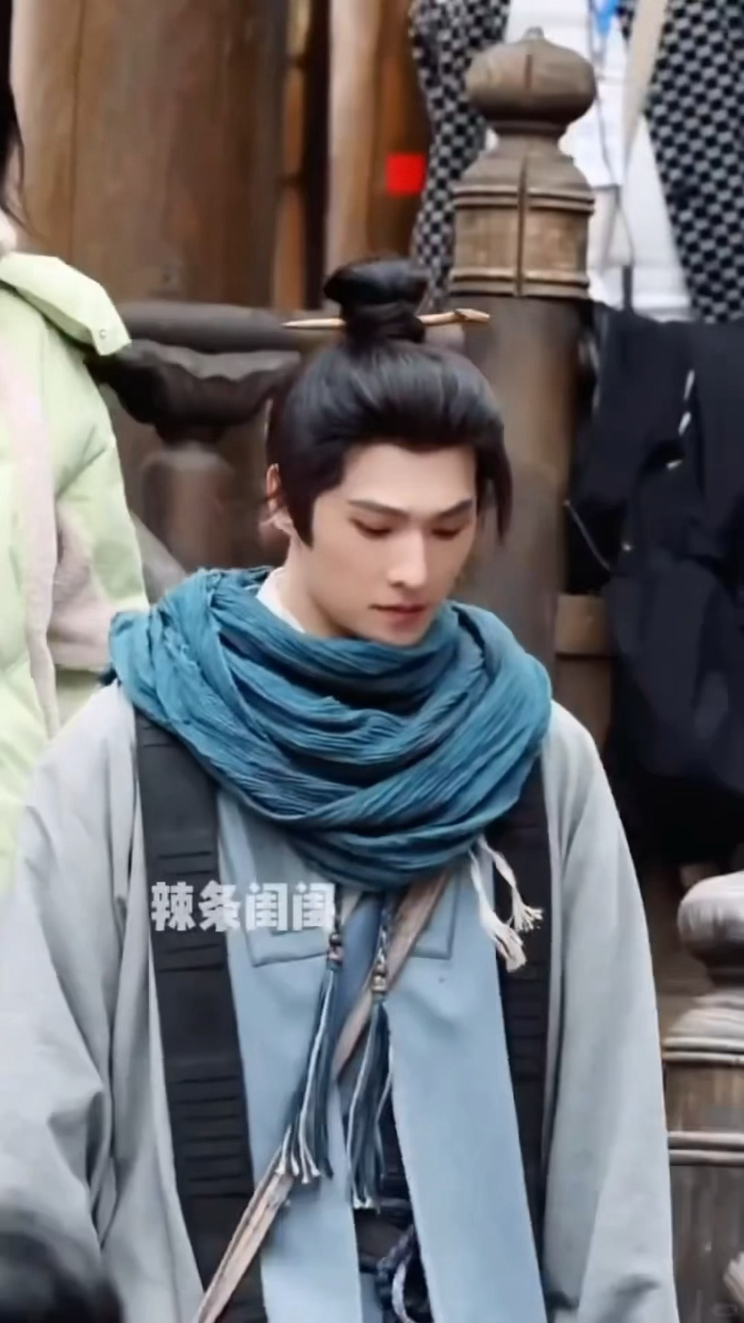 杨洋的手好肿杨洋怎么手肿成这样就拆夹板了啊，这个造型也是完全靠杨洋的脸在撑着