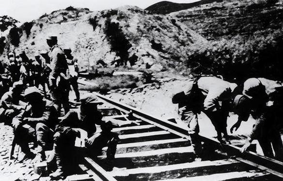1941年，一个日本人带着26个被俘的八路军战士，突然闯入115师驻地，大喊道：