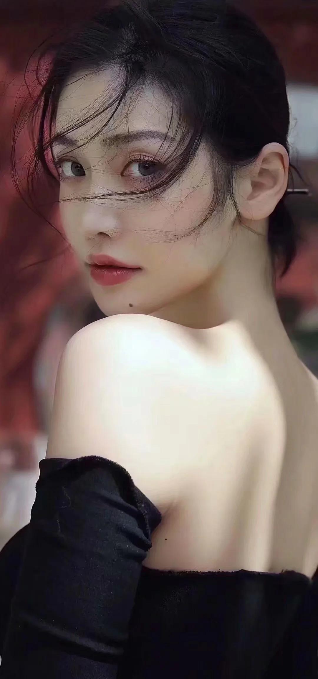 在这个你看我，我看你的社会里，所谓的正确不过就是与他人相似而已。