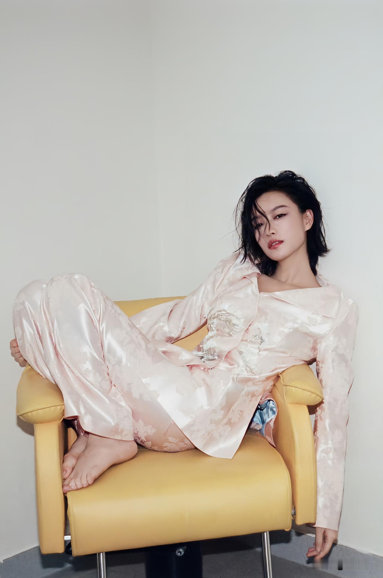 倪妮把高跟鞋扔一旁，是鞋子穿着不舒服吗？