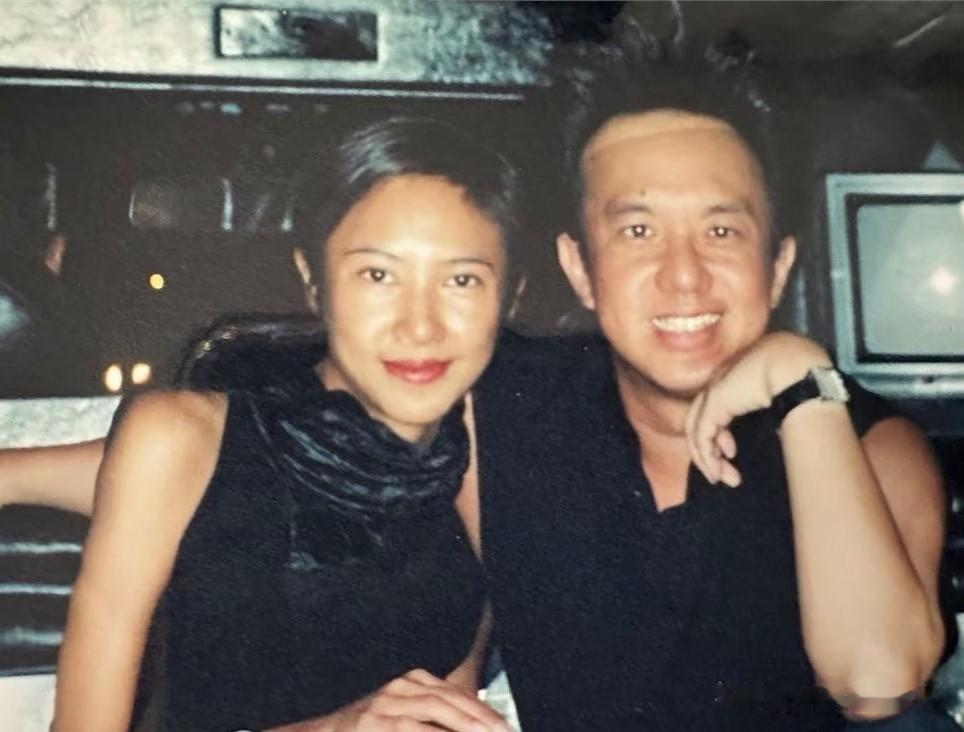 黄大炜这人
真经不起细扒
因为越仔细扒，你就会发现，他竟然还是一个特别痴情，特别