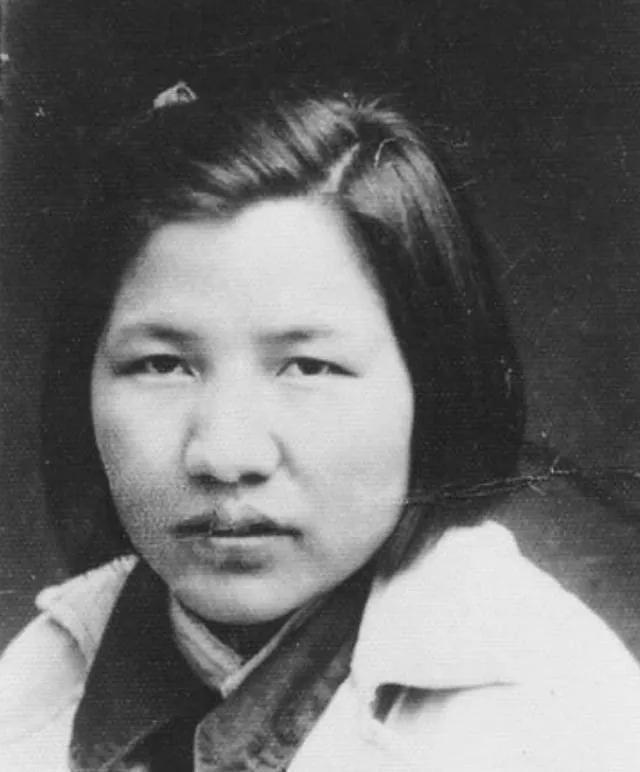 1983年，毛泽民唯一的女儿去新疆祭奠父亲时，突然情绪崩溃，她含泪说道：“爸爸，