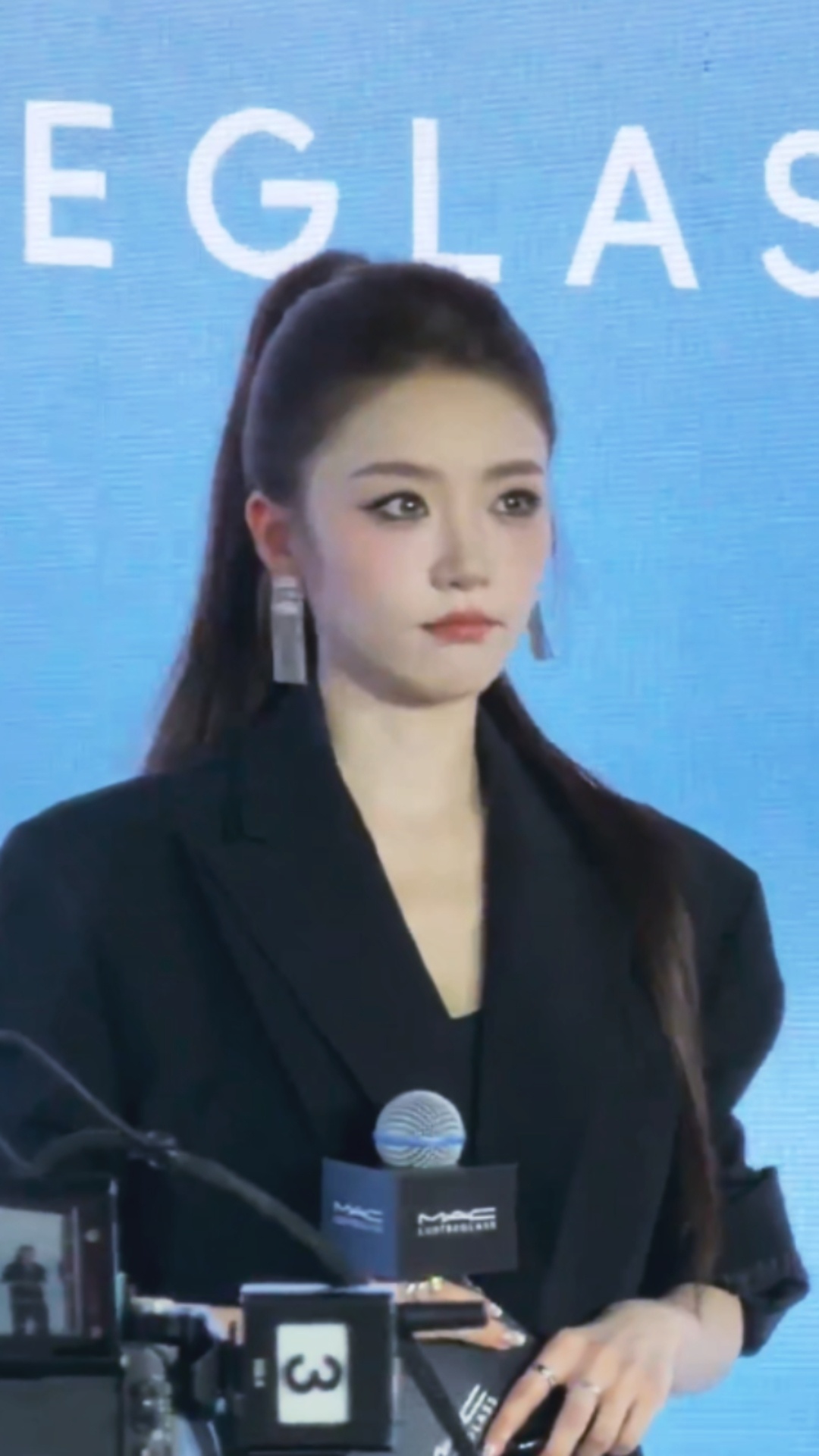 张月 🩵张月 此女表情管理+气场是真的绝