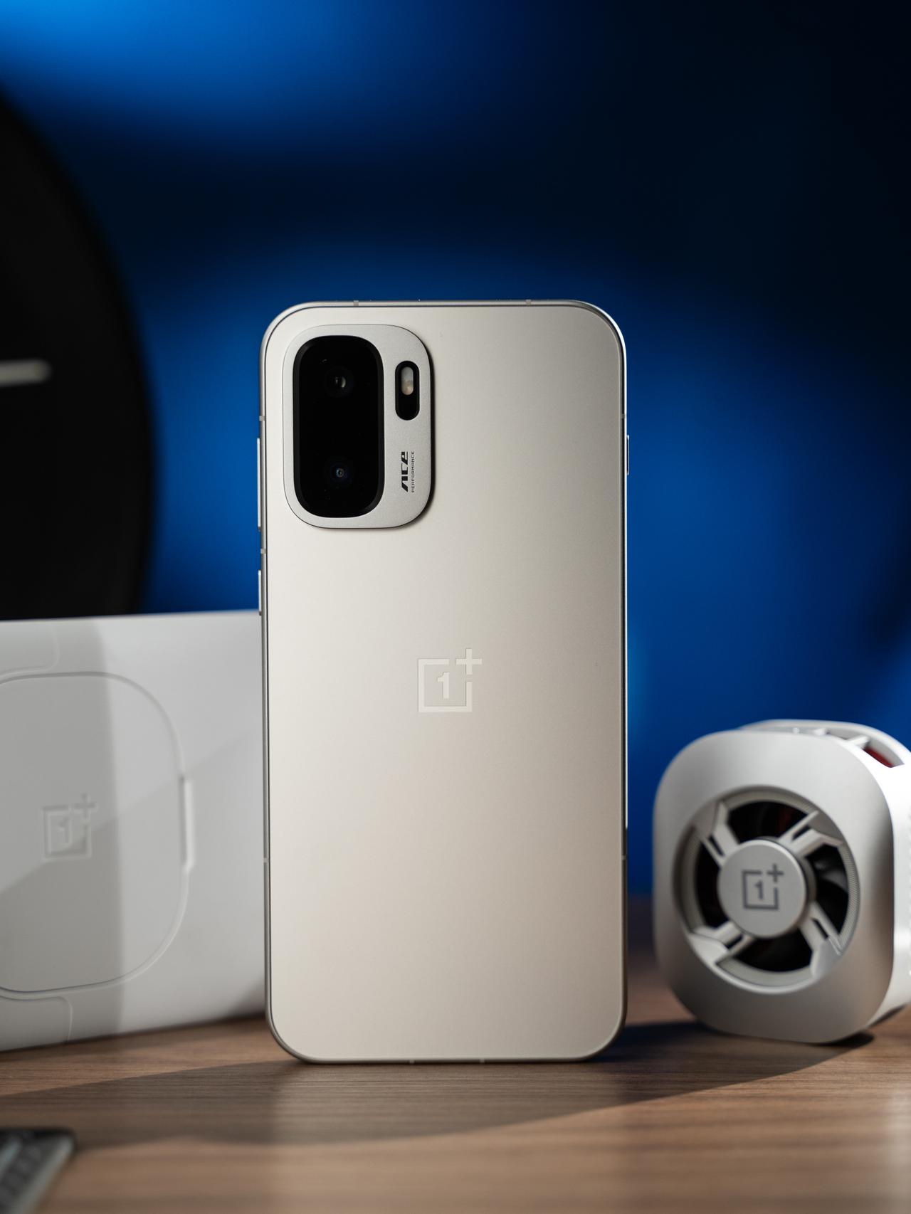 一加Ace 6至尊版和枪神游戏手柄正式登场了。一组实拍简图再分享一下。
这次的目