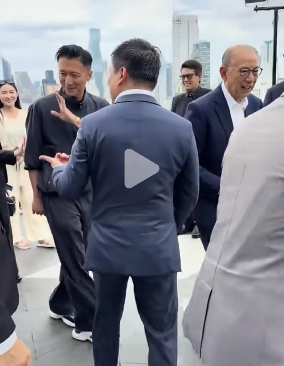 8月14日，谢霆锋现身泰国曼谷，与粉丝互动面带微笑，仿佛已经走出父亲去世的阴影了