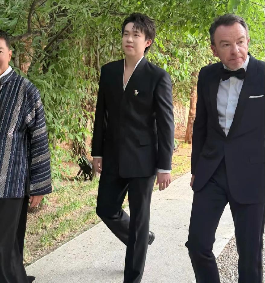 翩翩少年，这也太帅了吧！球好，人品好，还帅！