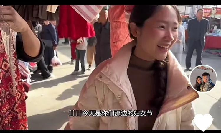 10月21日是越南的妇女节，小松带着秋秋的家人们在新疆街头体验民俗，小松为丈母娘