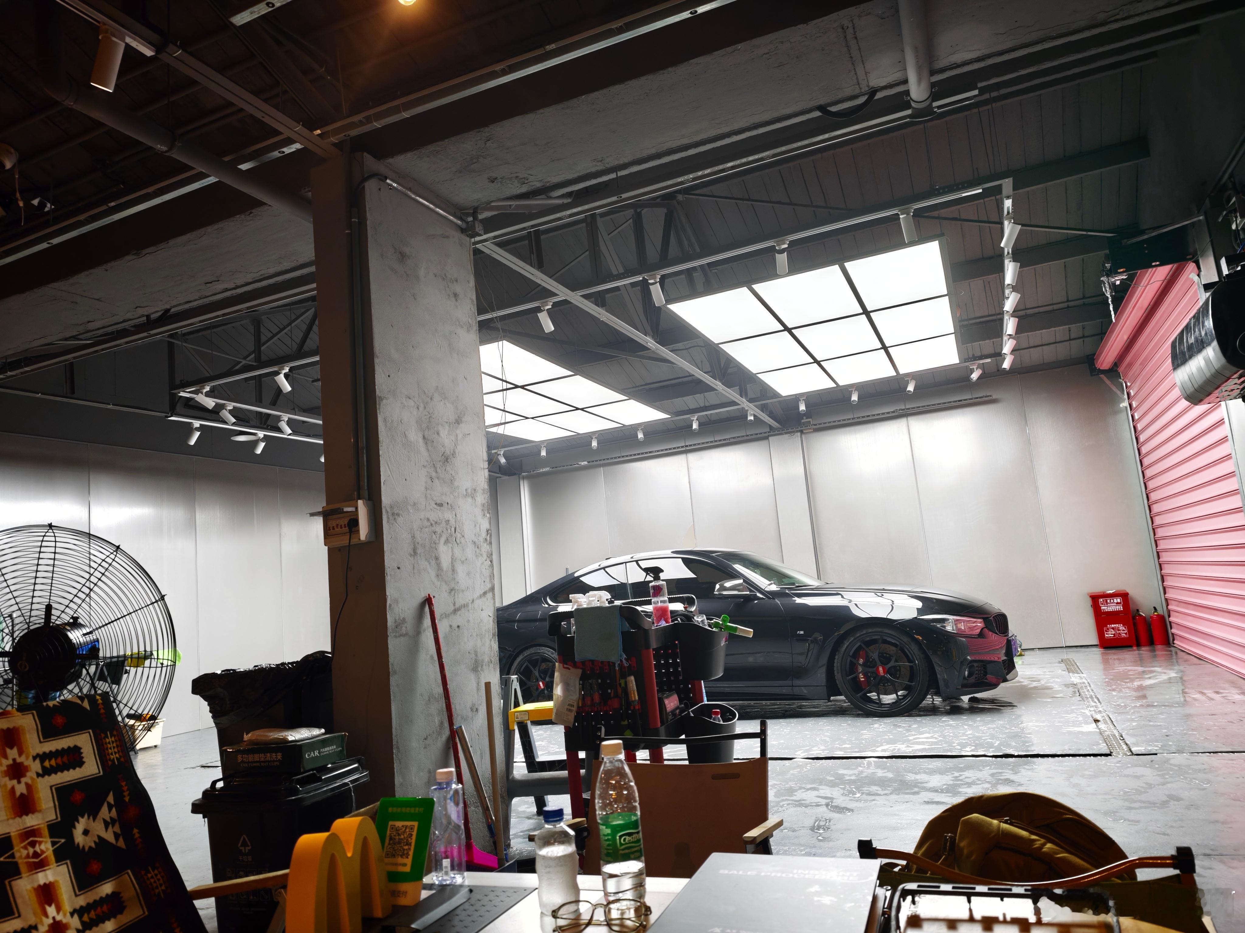 有个秘密基地，跟几个朋友聊聊车，洗洗车，YY一下收个什么老咕噜棒子玩。挺舒服的。