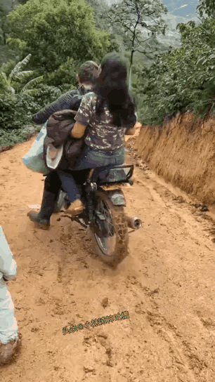 一对情侣，一个敢骑，一个敢坐，真佩服他们在这样打滑路面上，敢骑摩托车的勇气和技术