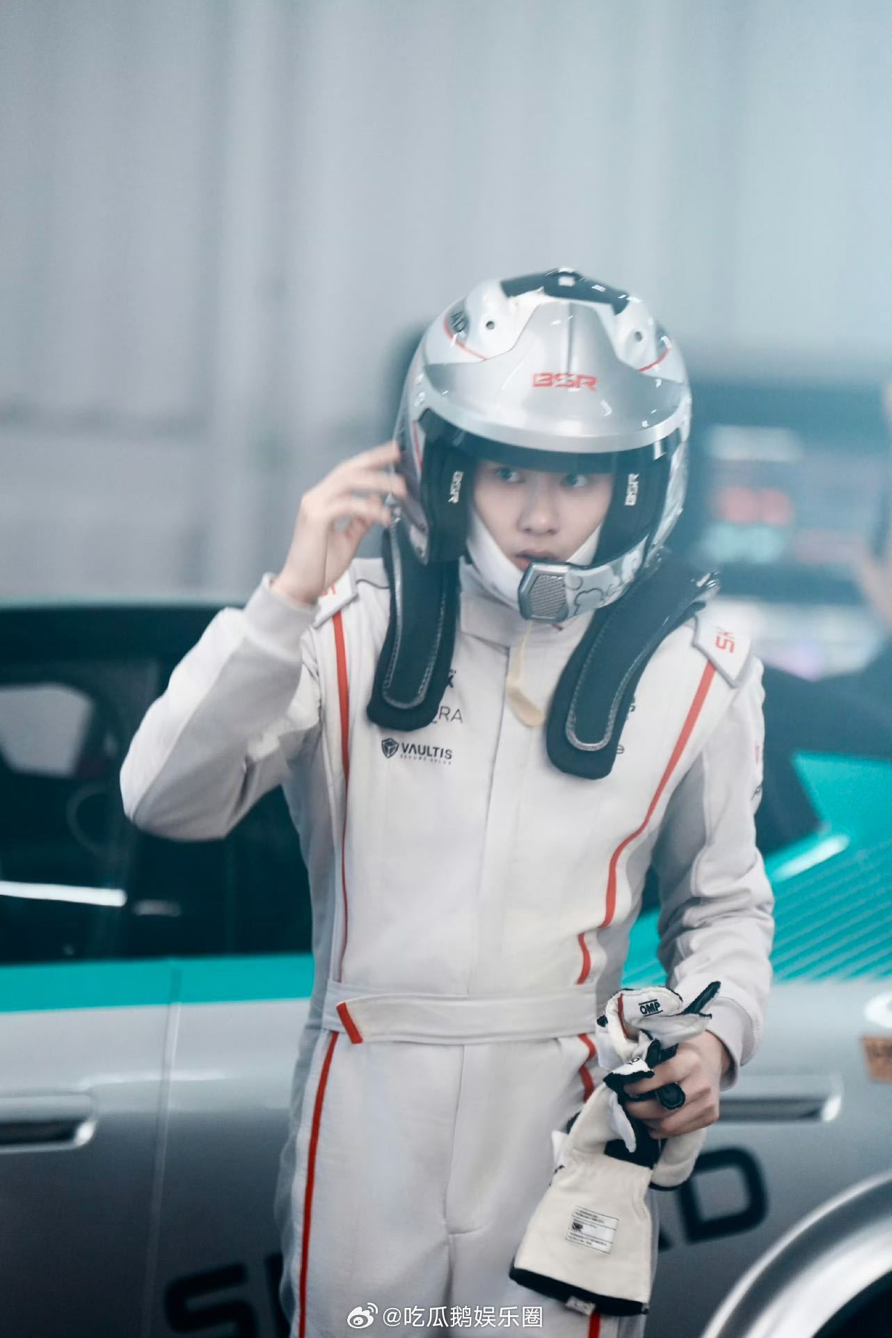 胡先煦上海路透生图 脸瘦下来后骨相直接封神，白金发色适配度拉满，走路带劲气场全开