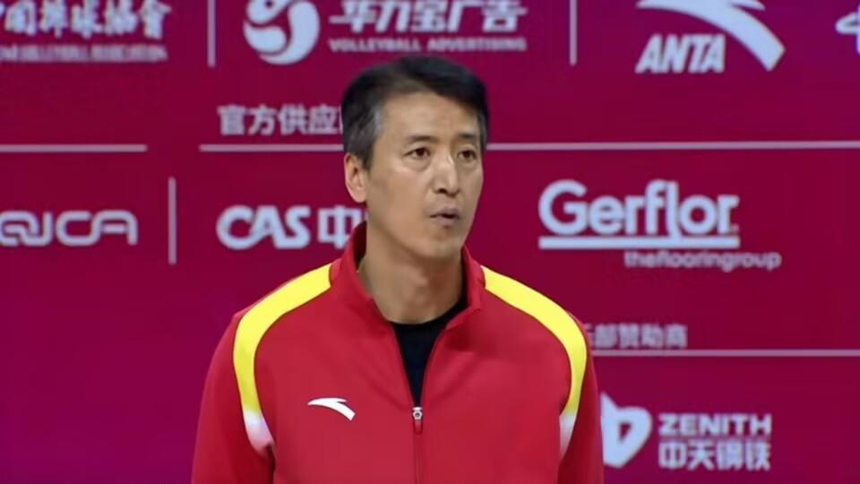 江苏球迷别再叫施海荣“施木头”了，他这明明是胸有成竹，所以面不改色心不跳，不就是