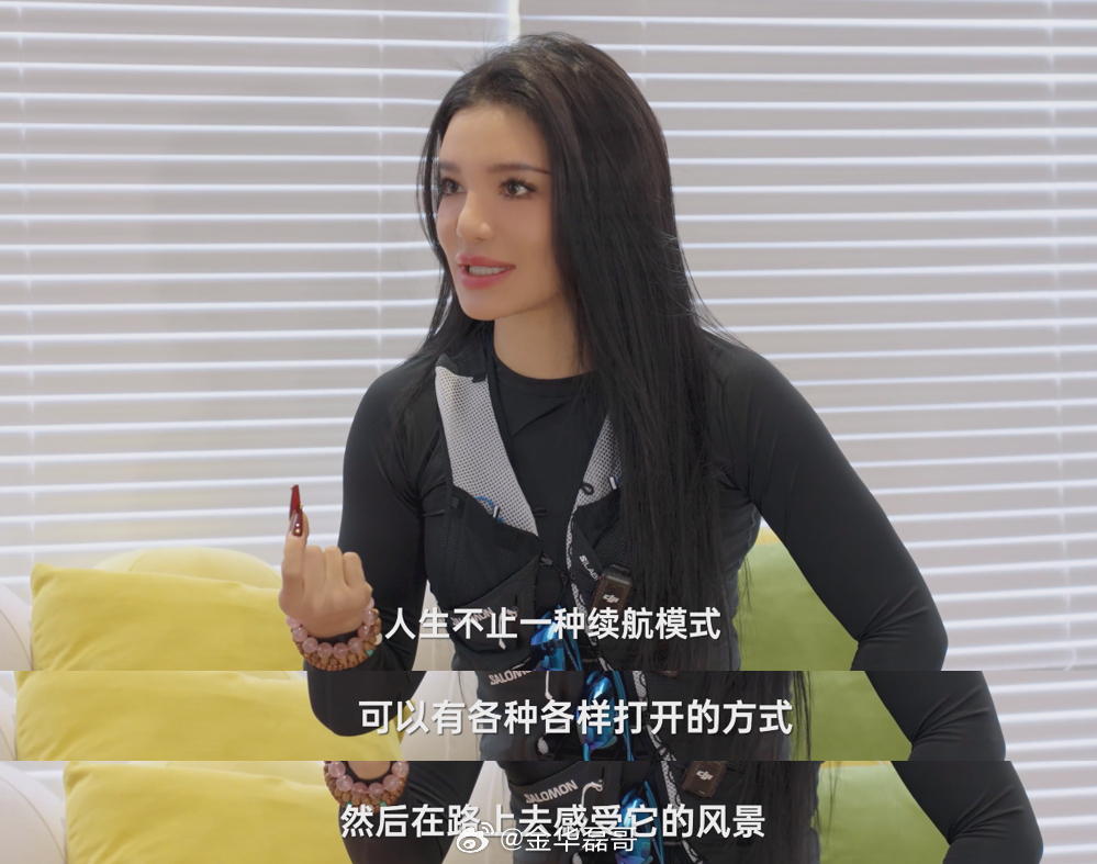 看完江映蓉这段聊天，感觉挺真实：没电量的时候，她就老老实实在家追动漫给自己充电；