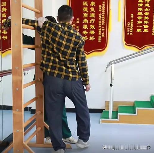 偏瘫后手挎篮，快来跟着练！
 
偏瘫后手挎篮的姿势，通常是由于偏瘫导致的上肢肌张