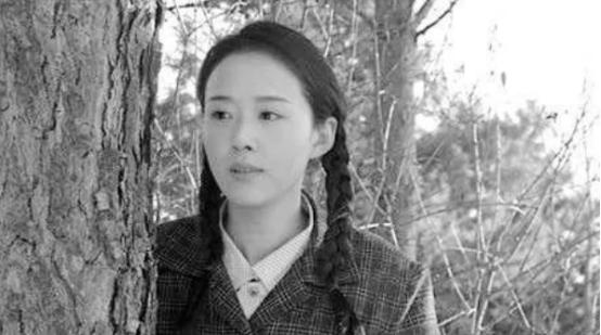 1978年，女知青李明娅抛下丈夫和女儿返城。返城前夜，她解开衣扣说道：“宝才哥，