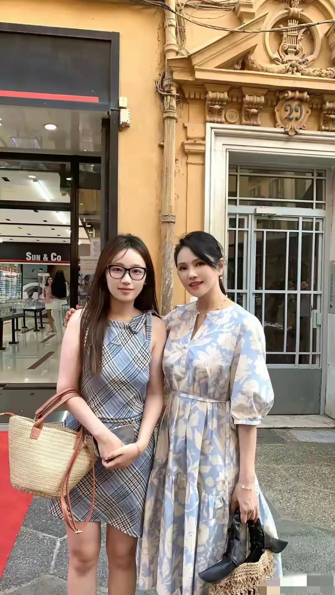 合照的网友一看就是少女，顶多20+，伊能静一看就是大妈，虽然她的脸饱满光滑，但是