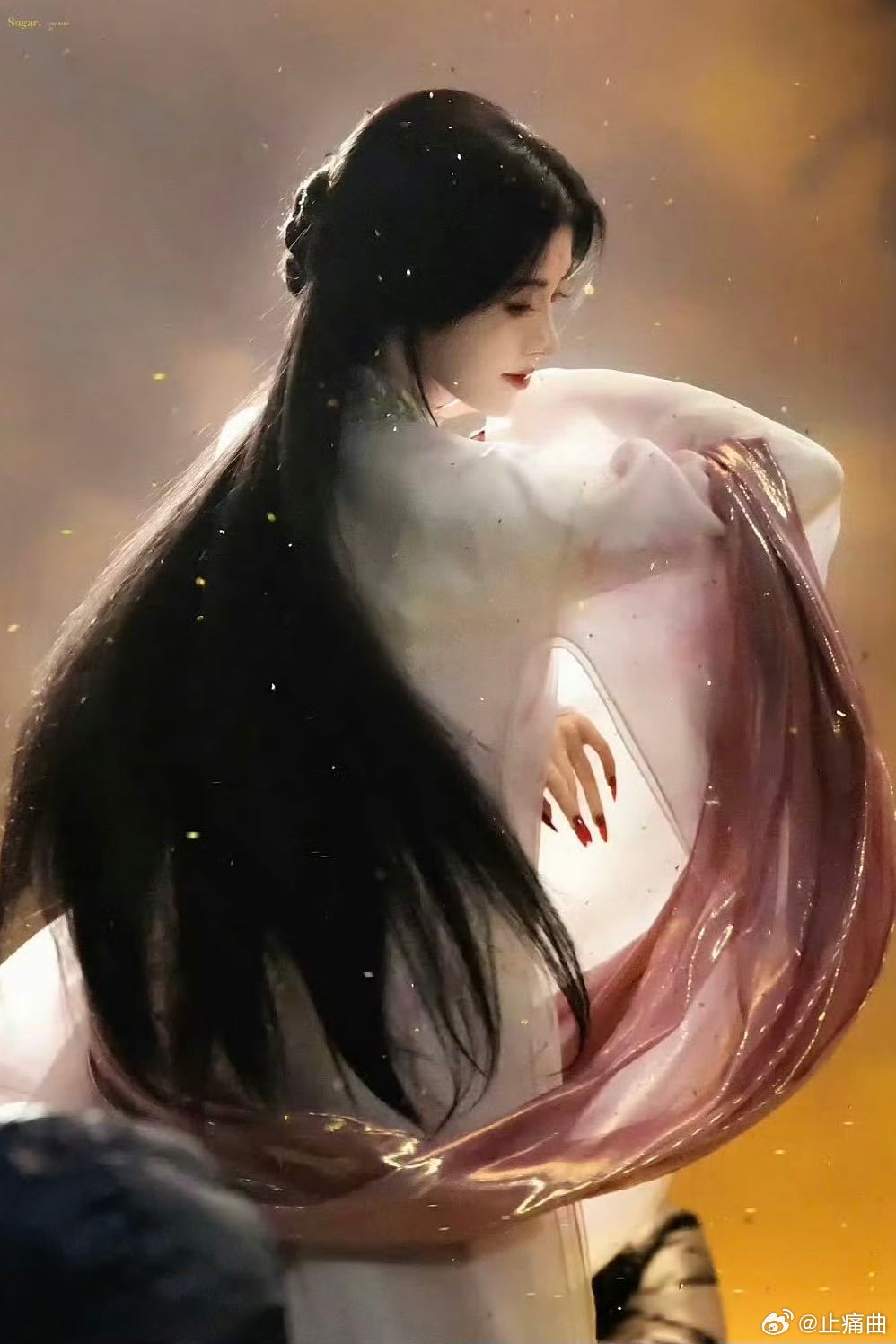 预告里鞠婧祎没有一帧不美 露芜衣的每个镜头都在发光，红衣妖娆白衣清冷，每个眼神每