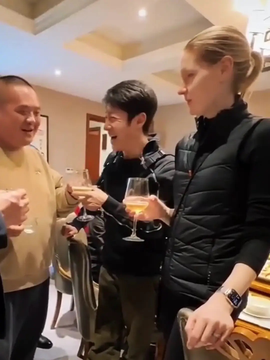 撒贝宁结束探亲行程返京，带妻儿回武汉过年好忙，本人很有亲和力！ 