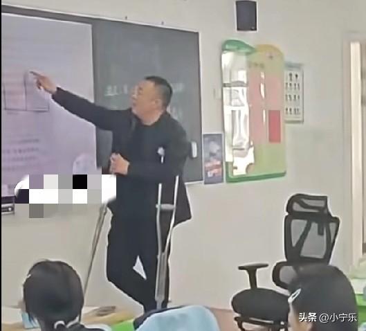 3月27日，山东枣庄薛城盈园中学一物理教师脚踝意外骨折，放心不下即将中考的孩子们