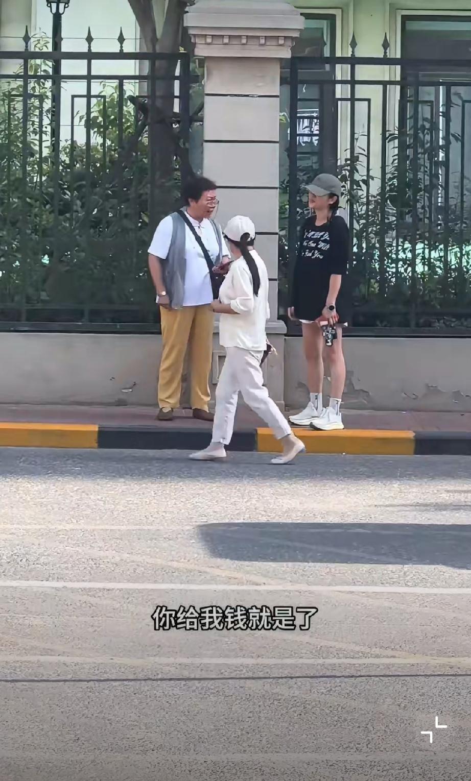 青岛一位大妈，因为小姑娘走路时碰到她手机，非要小姑娘赔她30块钱才能走。。。扶起
