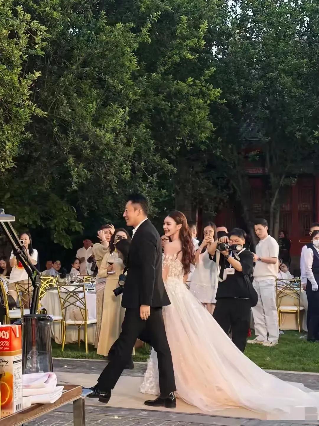 祝福
终于迎来人生中最幸福的时刻
这一天
马晓梅应该等了很久很久
希望有情人儿终