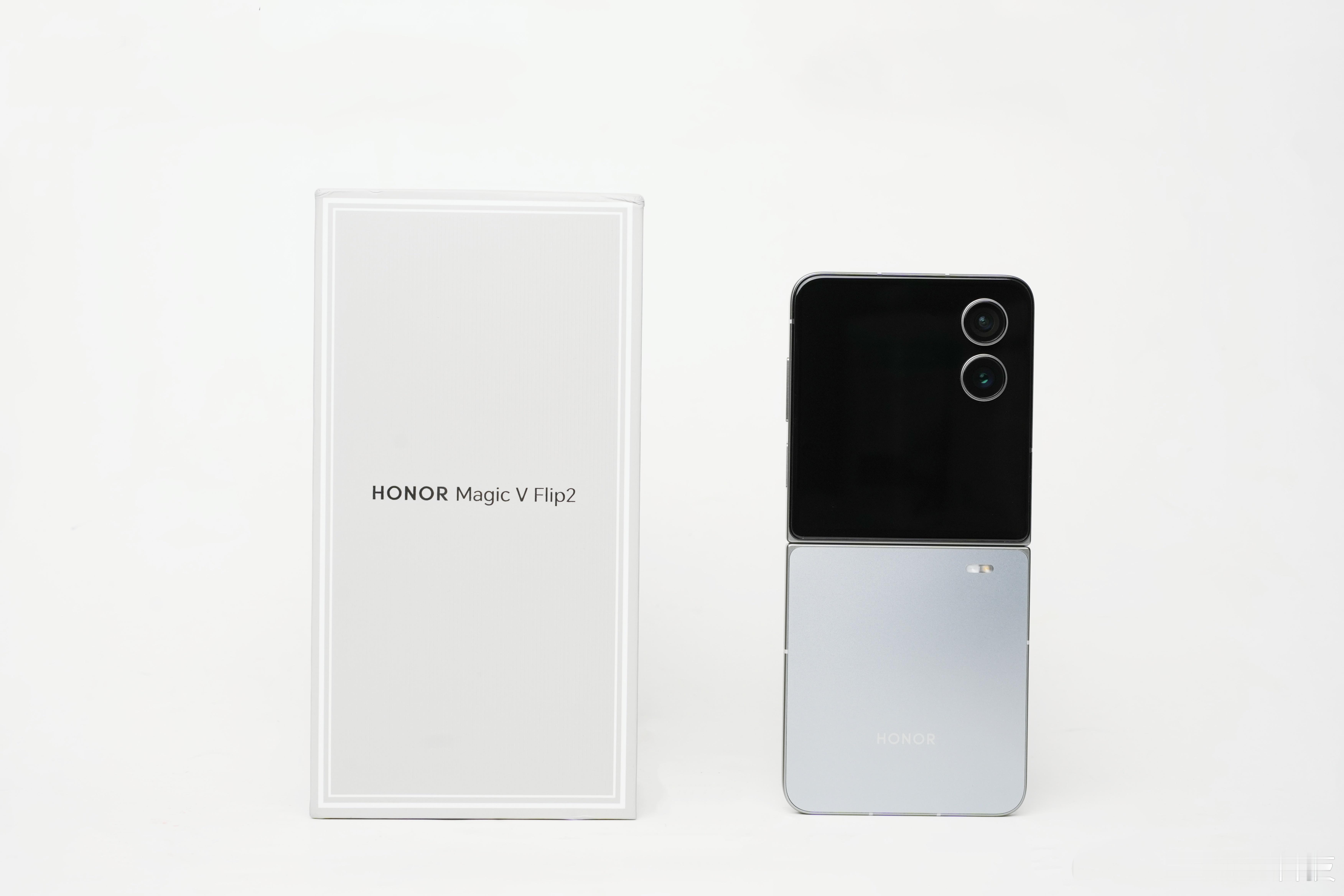 张韶涵也是好起来了，和我用同款小折叠——荣耀Magic V Flip2，今天晚上