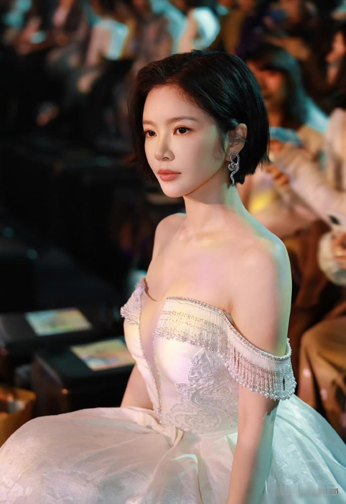 你敢信？红毯女王裙下竟是棉裤，王灿太生猛了！
 
你以为明星红毯光鲜亮丽？王灿却