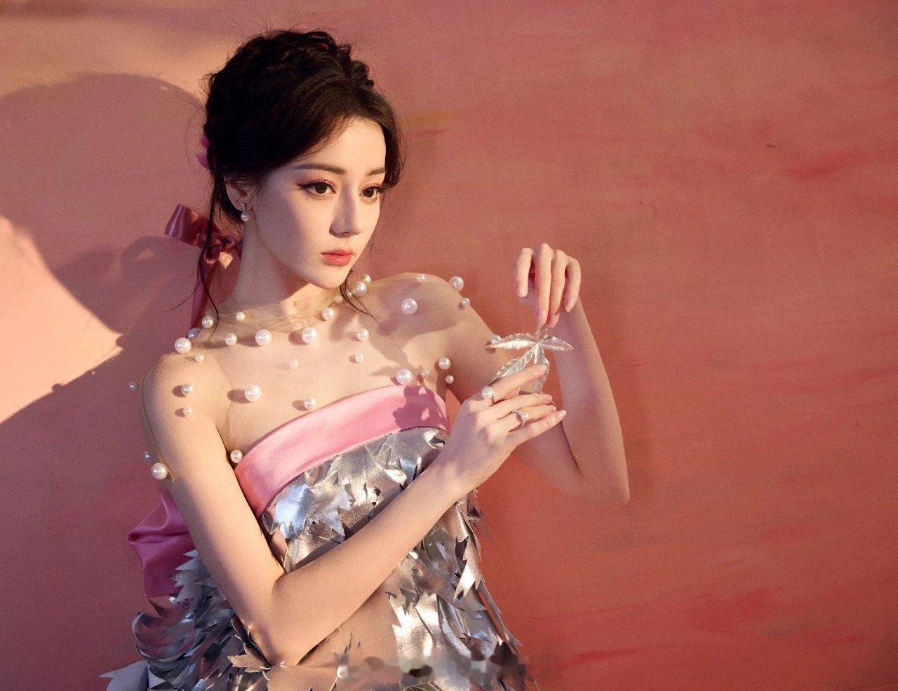 迪丽热巴的颜是不是被粉丝神化了？ 