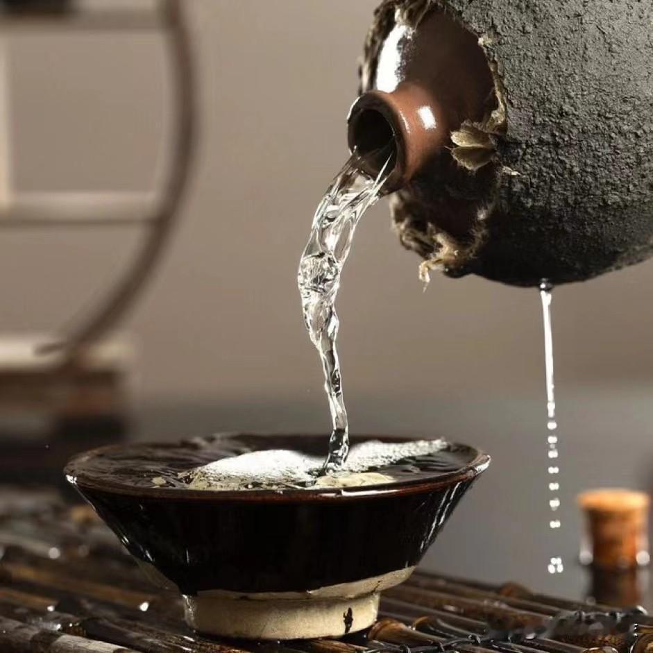 分享今日的人生感悟为什么说男人到了一定年纪就喜欢喝点酒？因为到了一定年纪就会发现