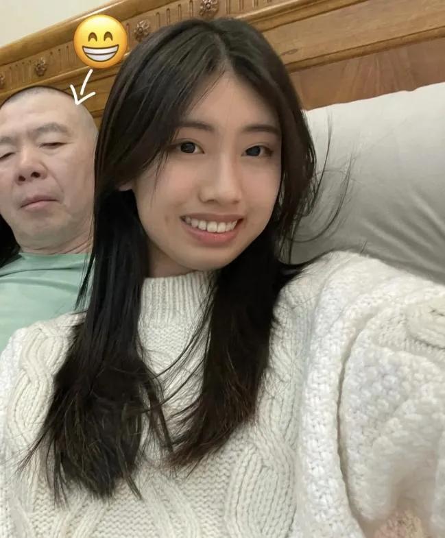 冯小刚17岁养女整容式成长，龅牙消失“撞脸”裴智秀，身穿黑色吊带身姿曼妙，展现出