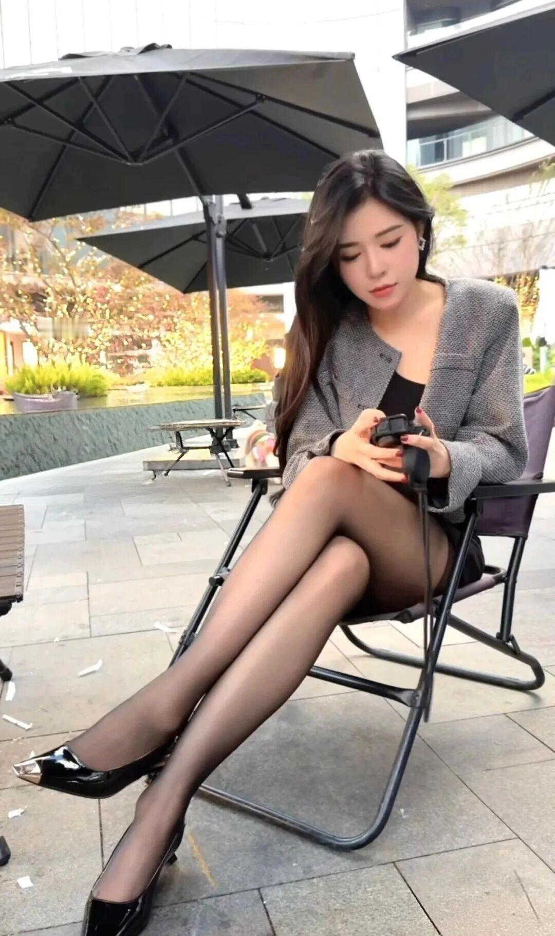 《秋日定格》
秋阳穿过黄栌叶的缝隙，在她灰色格纹西装上筛下细碎的光斑。她斜倚在藤