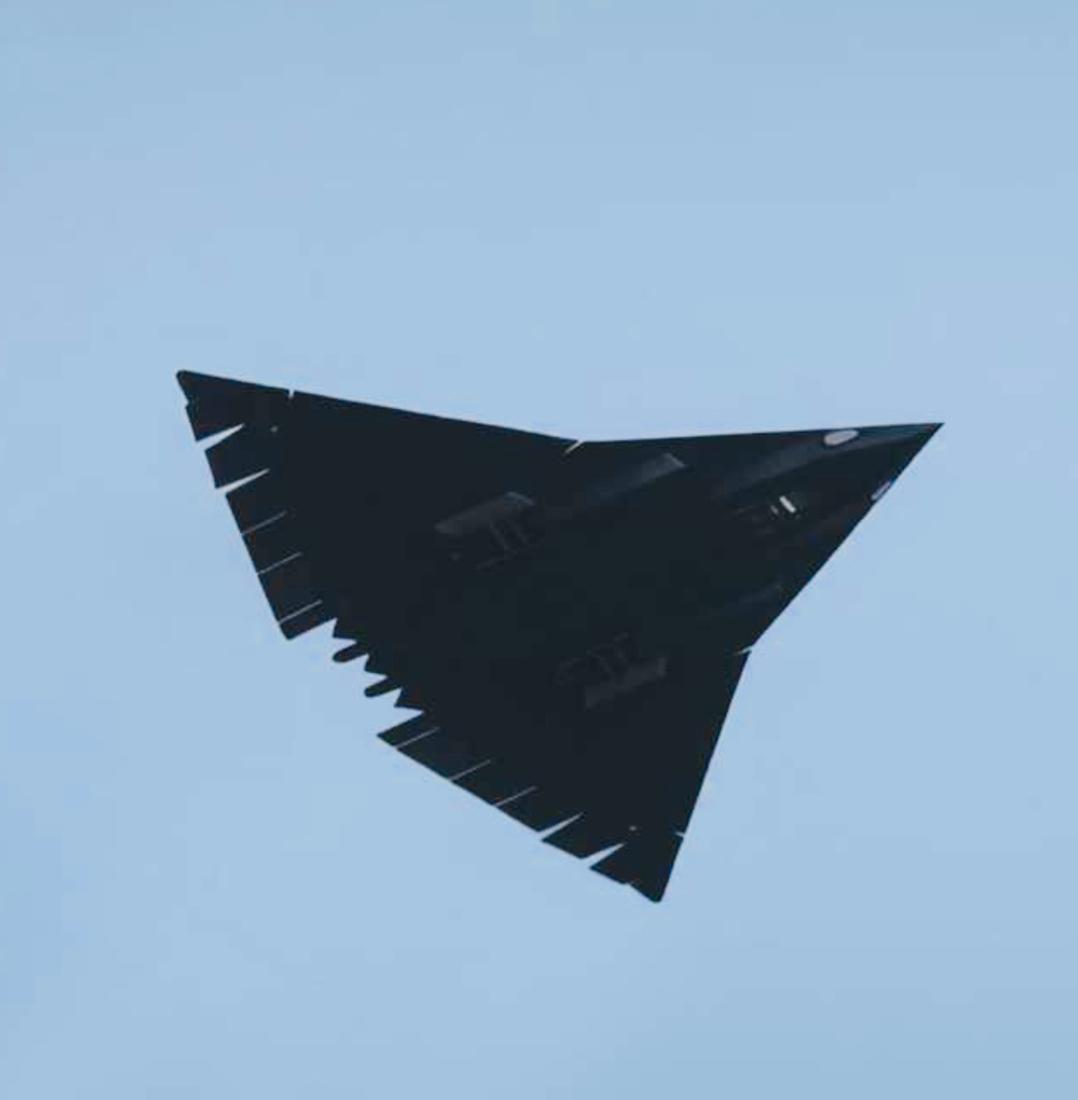 歼-36四号原型机也可以看了，和一号原型机相比外部变化挺大，特别是尾部舵面增多。