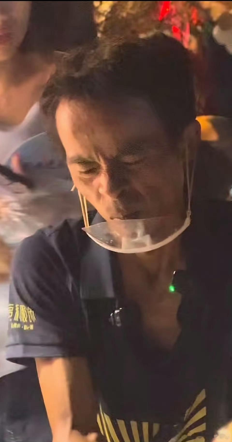 鸡排哥 疲惫又是高温，又是一天忙到晚，鸡排哥都成当地文旅名片了，这个国庆假期，满